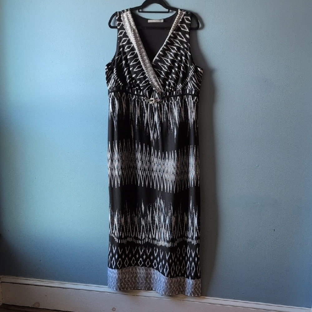 Chic Black and White Geometric Maxi Dress